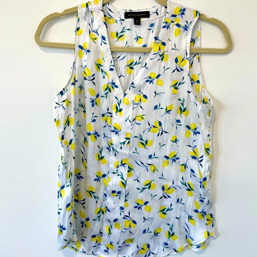 Banana republic lemon print sleeveless blouse XS